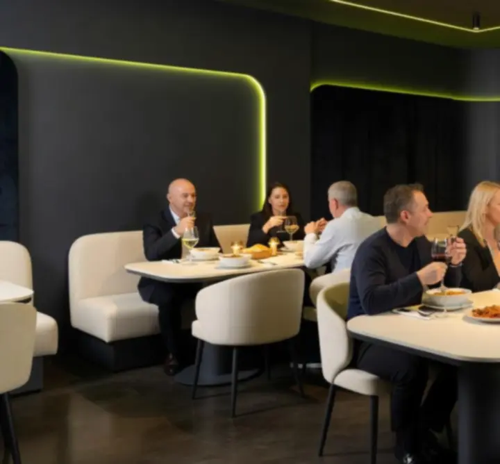 Modern, elegáns éttermi atmoszféra sötét tónusokkal és limezöld fényekkel a Moorvessában.